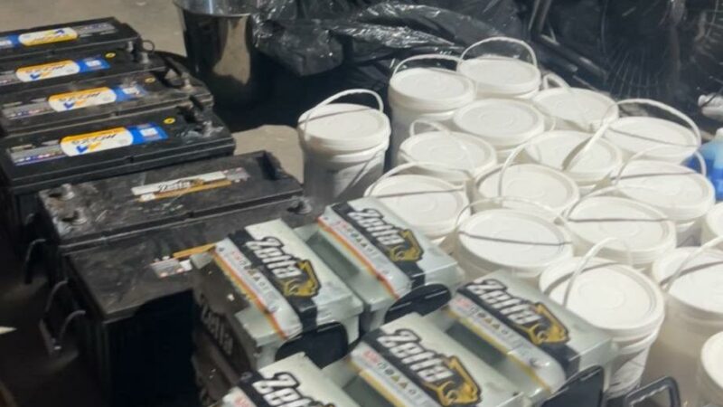 Polícia Militar prende dupla e recupera produtos químicos e baterias automotivas furtadas