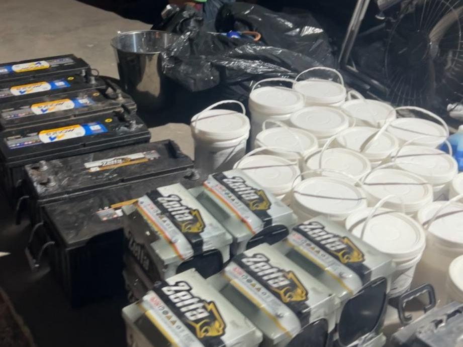 Polícia Militar prende dupla e recupera produtos químicos e baterias automotivas furtadas