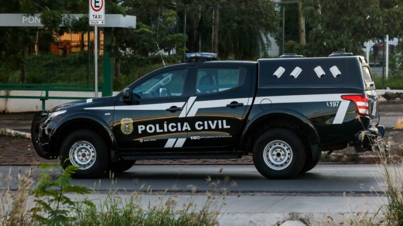 Polícia Civil prende homem em flagrante no momento em que agredia mulher em praça pública