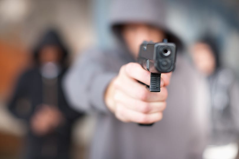 Homem simula estar armado para roubar loja vai cumprir pena em regime fechado