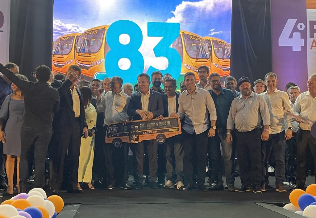 Governo de MT entrega mais 83 novos ônibus para transportar alunos do campo