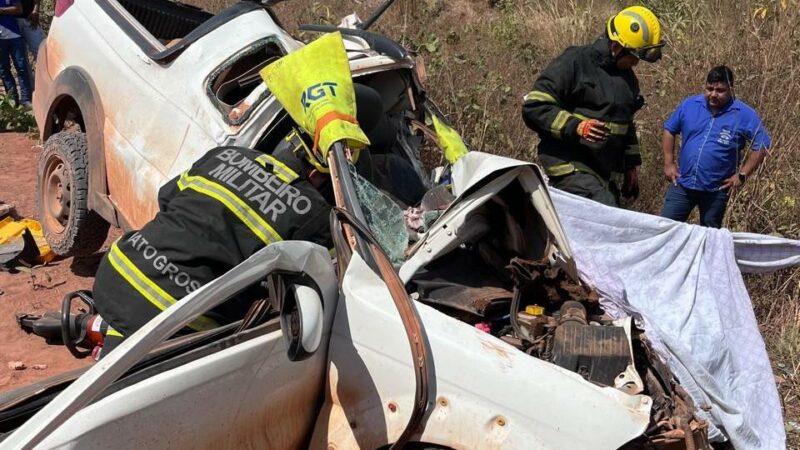 Bombeiros retiram vítima presa às ferragens de veículo após grave acidente na MT-473