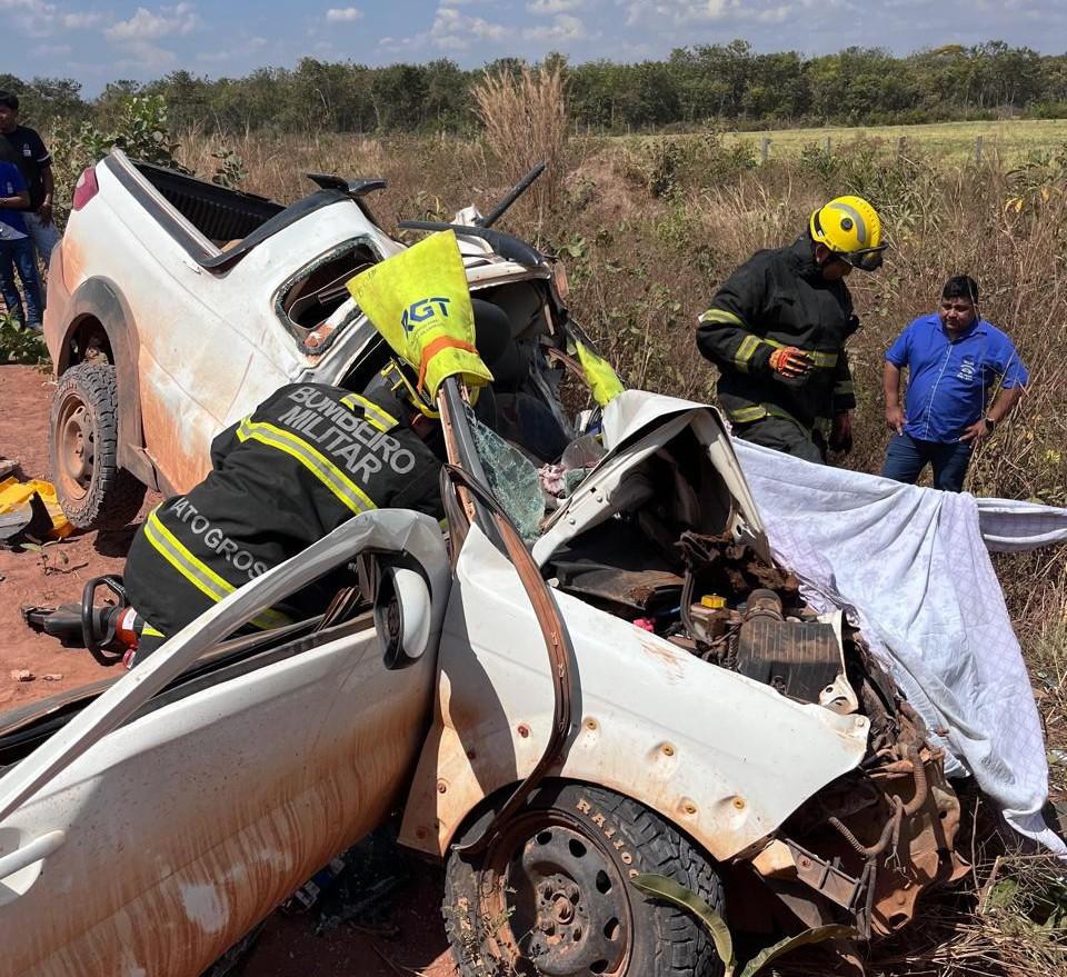 Bombeiros retiram vítima presa às ferragens de veículo após grave acidente na MT-473