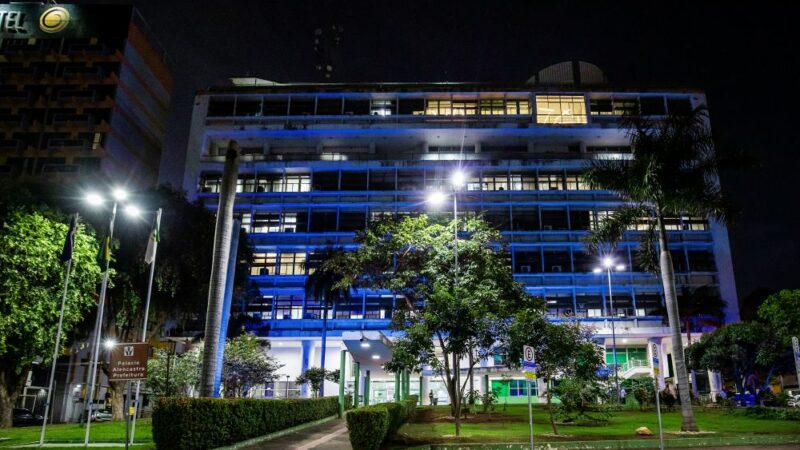 Prefeitura de Cuiabá recebe iluminação azul em homenagem ao CRA