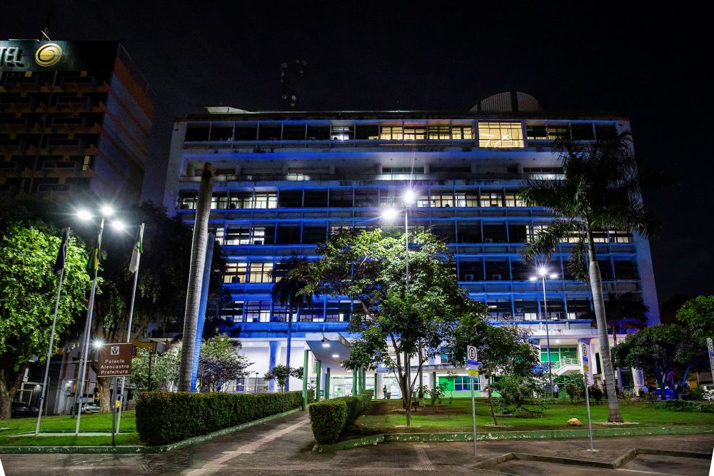 Prefeitura de Cuiabá recebe iluminação azul em homenagem ao CRA