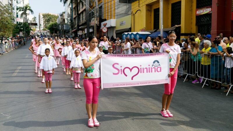 Simininas encantam com Aquarela e fanfarras agitam o público no desfile cívico
