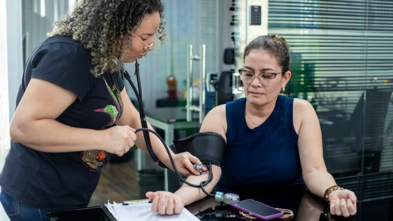 Prefeitura de Cuiabá promove ação de prevenção à hipertensão para servidores
