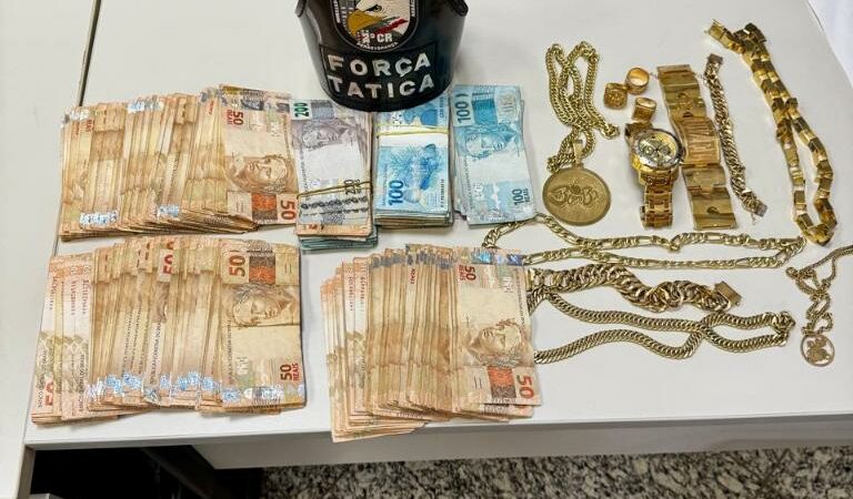 Força Tática prende três homens com 10 semijoias, mais de R$ 50 mil em espécie e 57 porções de maconha