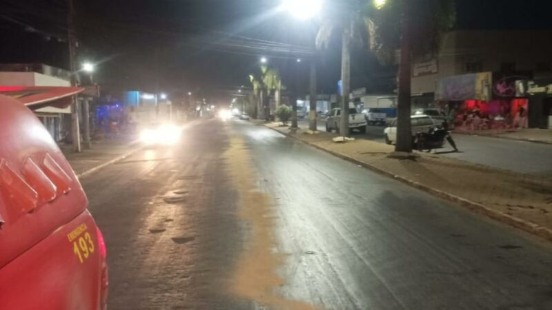 Corpo de Bombeiros contém derramamento de óleo diesel em avenida de Primavera do Leste