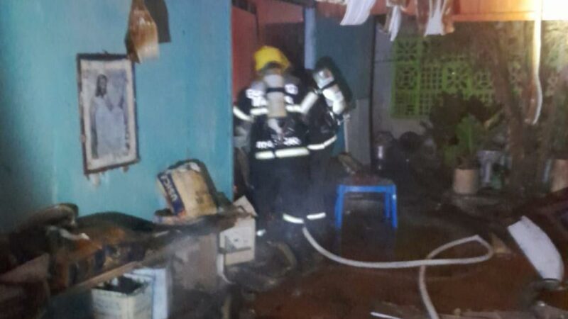 Corpo de Bombeiros Militar resgata idoso de incêndio em kitnet