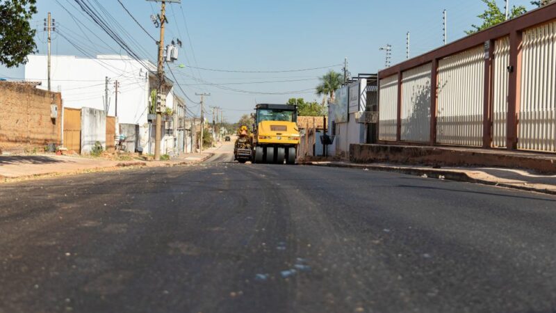 Prefeitura de Cuiabá atende 12 bairros com asfalto, meio-fio, sarjetas e calçadas