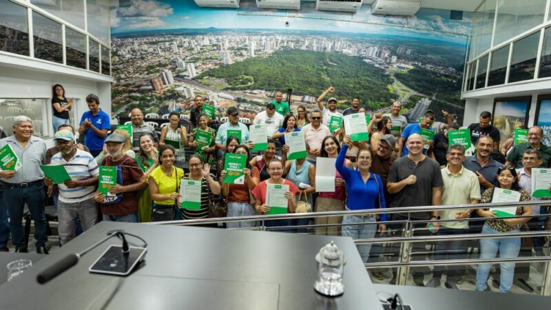 Em solenidade na Câmara, 150 famílias recebem títulos definitivos de propriedade em Cuiabá