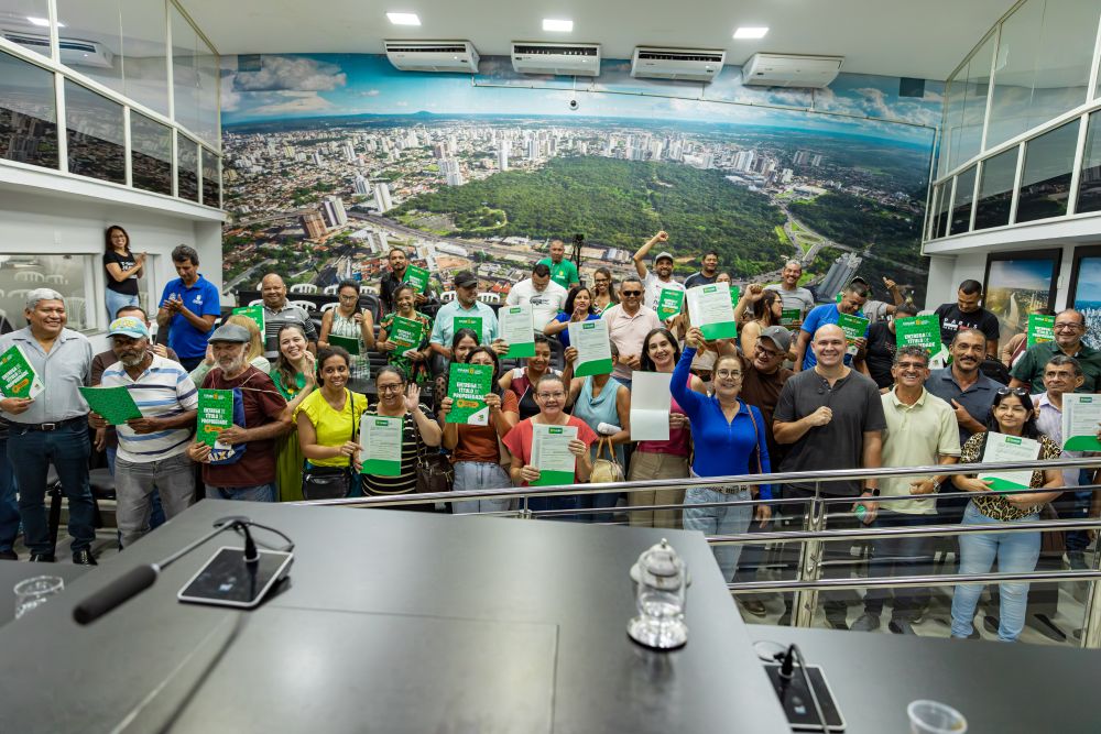 Em solenidade na Câmara, 150 famílias recebem títulos definitivos de propriedade em Cuiabá