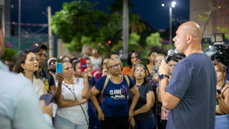 Em reunião na praça, Abilio reforça diálogo e busca consenso com servidores