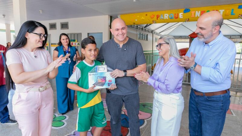 Prefeito e primeira dama premiam aluno de Cuiabá por melhor música infantil