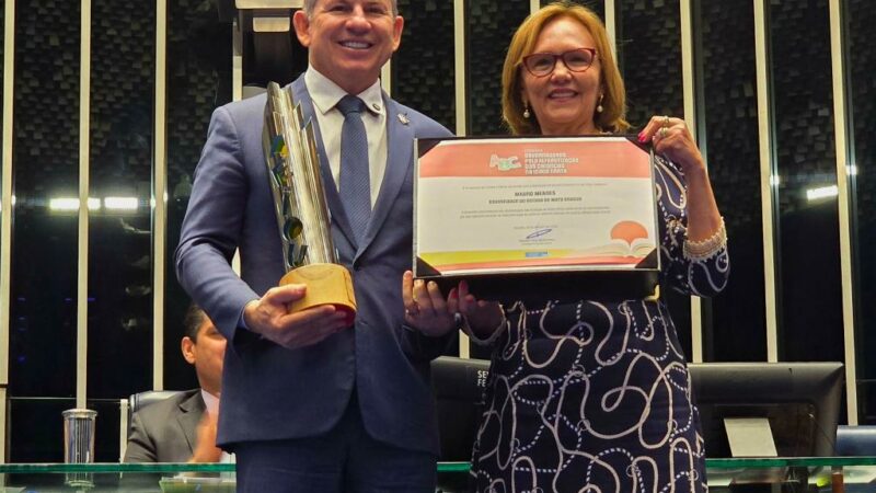 Governador recebe Comenda do Senado por avanço na alfabetização infantil em MT