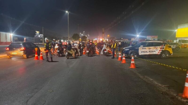 Duas pessoas são presas e mais de 60 motocicletas foram removidas durante blitz