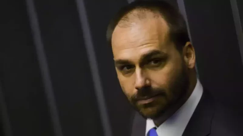 Moraes determina que Defensoria da União assuma defesa de Eduardo Bolsonaro