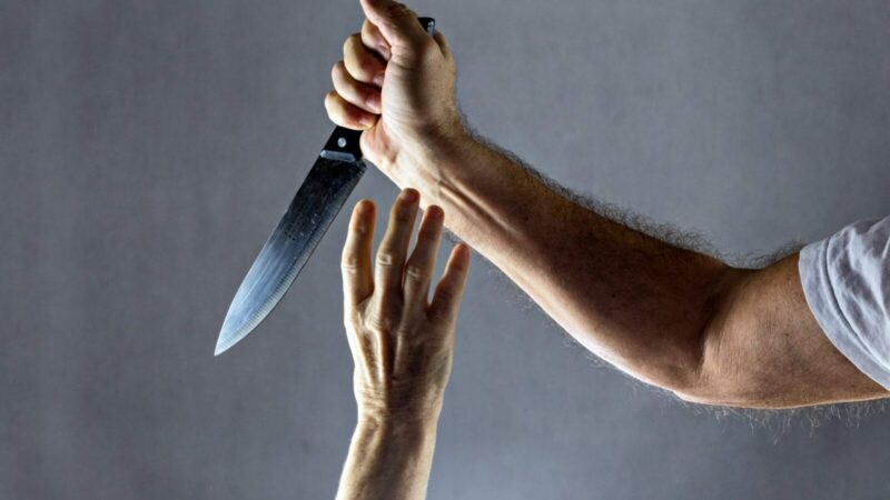 Mulher é esfaqueada e agredida com machado pelo companheiro em Cuiabá