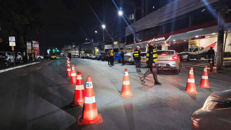 Fiscalização prende 12 condutores embriagados na avenida Isaac Póvoas na madrugada deste domingo (19)