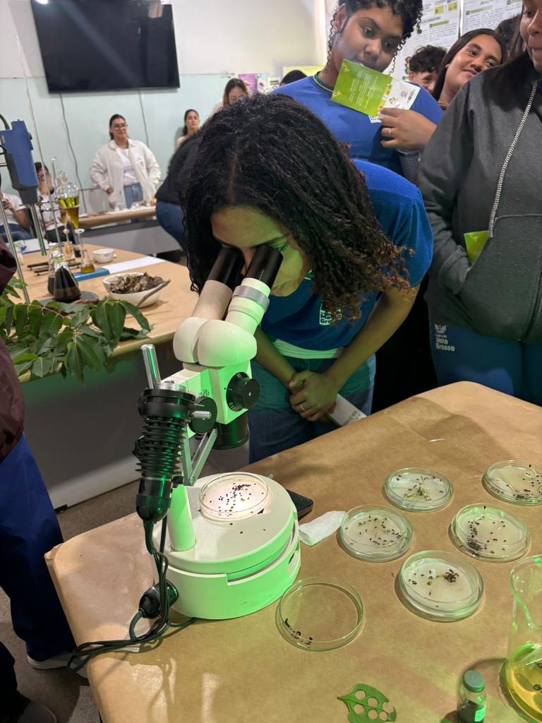 Feira de ciências na Escola Ferreira Mendes destaca protagonismo feminino e pesquisa em bioherbicidas