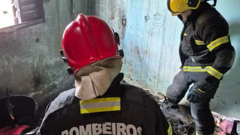 Corpo de Bombeiros faz extinção e rescaldo de incêndio em residência