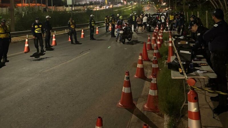 Operação Lei Seca termina com captura de foragido da Justiça e remoção de 52 motos em Cuiabá