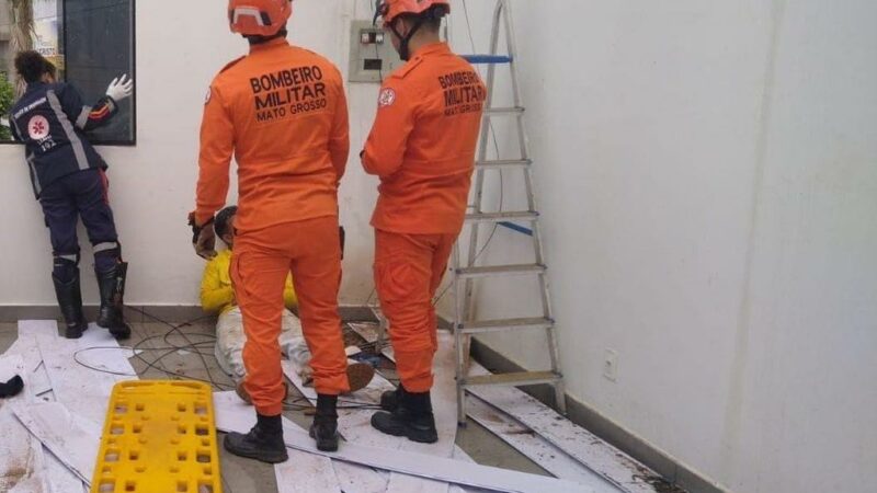 Bombeiros militares socorrem jovem de 17 anos que sofreu descarga elétrica e caiu de escada