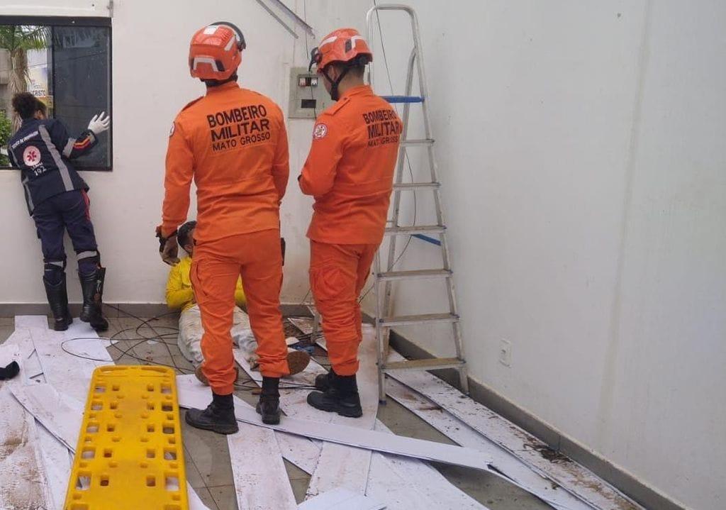 Bombeiros militares socorrem jovem de 17 anos que sofreu descarga elétrica e caiu de escada