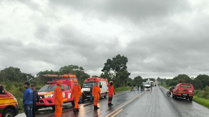 Bombeiros militares atendem grave acidente de trânsito envolvendo veículo de carga na BR-070