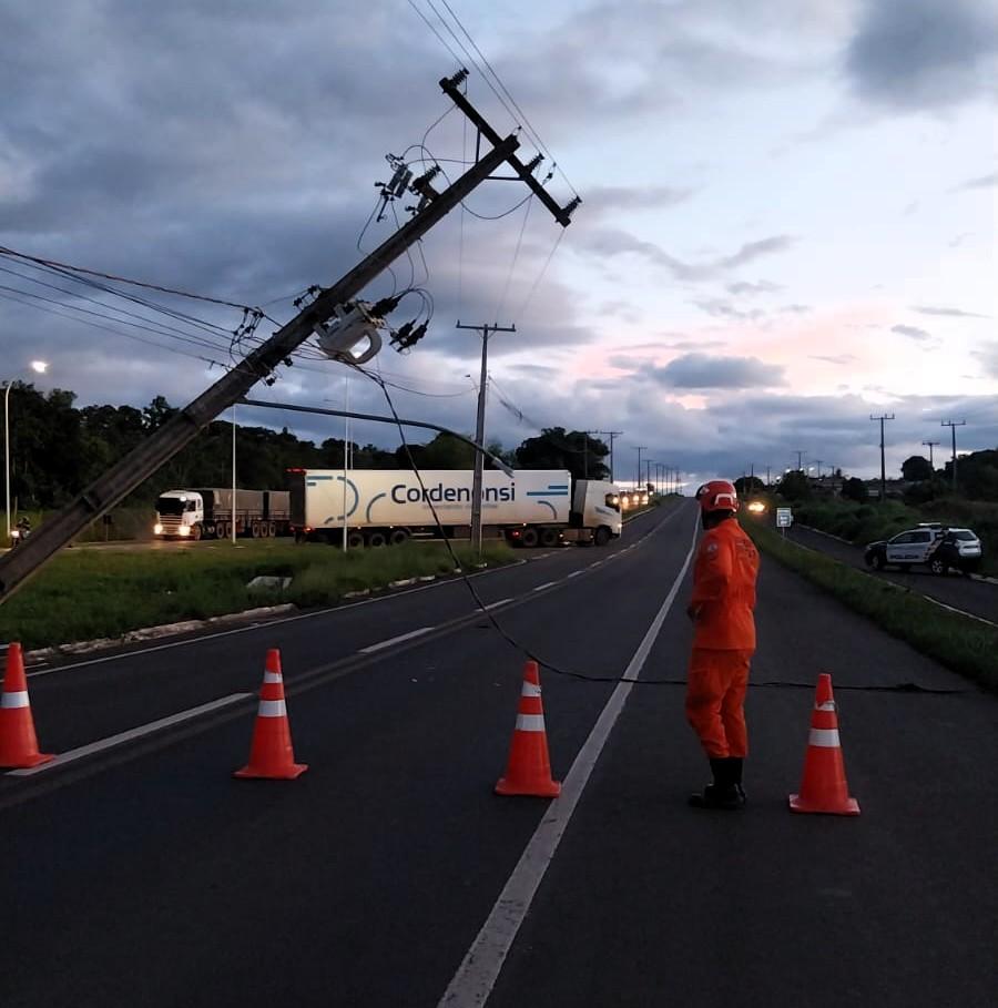 Corpo de Bombeiros atende ocorrência de acidente de trânsito com risco elétrico na MT-100