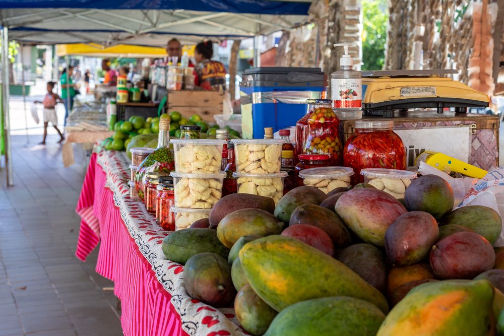 Feira da Agricultura Familiar Produtiva e Solidária ocorre semanalmente na Praça Alencastro