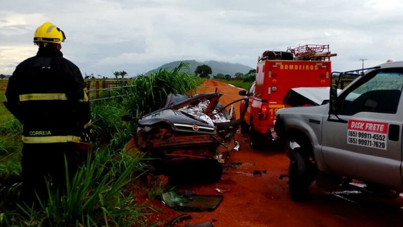 Corpo de Bombeiros socorre vítima e realiza desencarceramento de corpo após grave acidente
