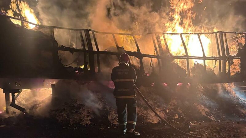 Corpo de Bombeiros combate incêndio em carreta que transportava farinha de trigo
