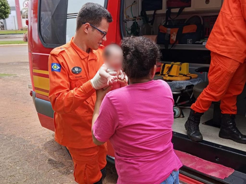 Bombeiros prestam atendimento pré-hospitalar a recém-nascida após episódio de engasgo