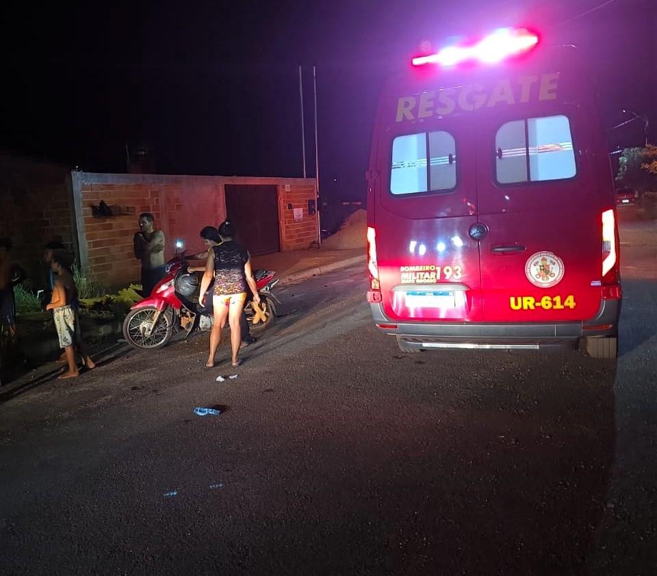 Corpo de Bombeiros socorre mulher após acidente entre duas motocicletas