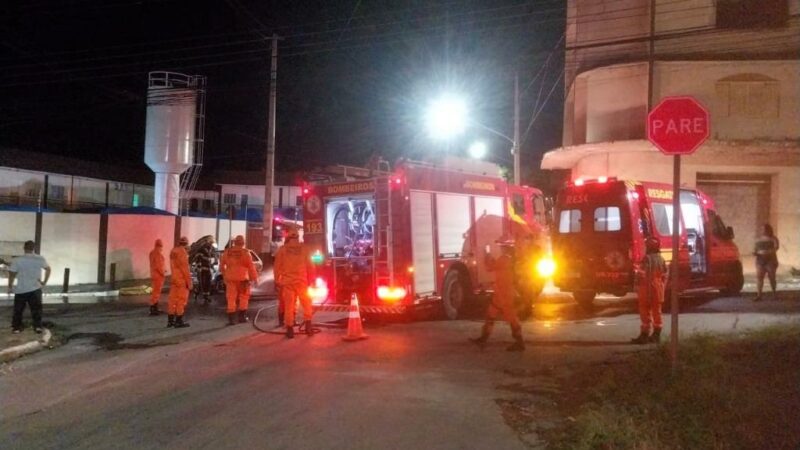 EM CUIABÁ:  Bombeiros combatem incêndio e atendem vítimas após colisão entre carro e ônibus