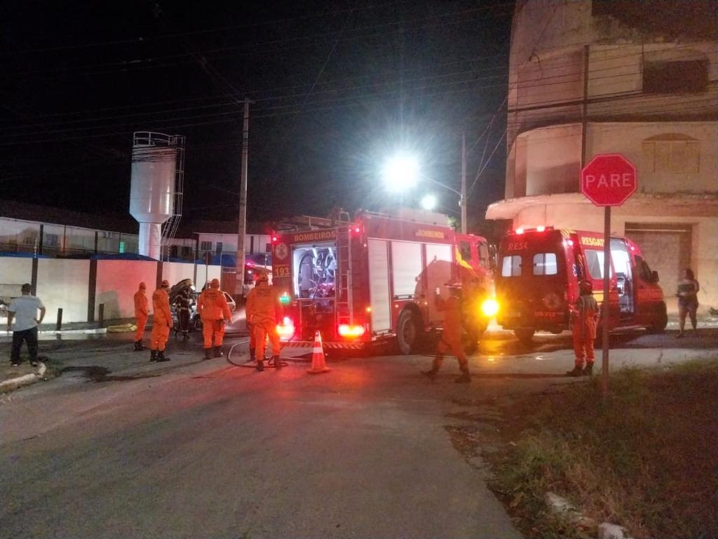 EM CUIABÁ:  Bombeiros combatem incêndio e atendem vítimas após colisão entre carro e ônibus