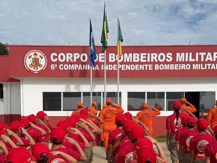BOMBEIROS DO FUTURO: Corpo de Bombeiros realiza instrução de salvamento terrestre para alunos de projeto social
