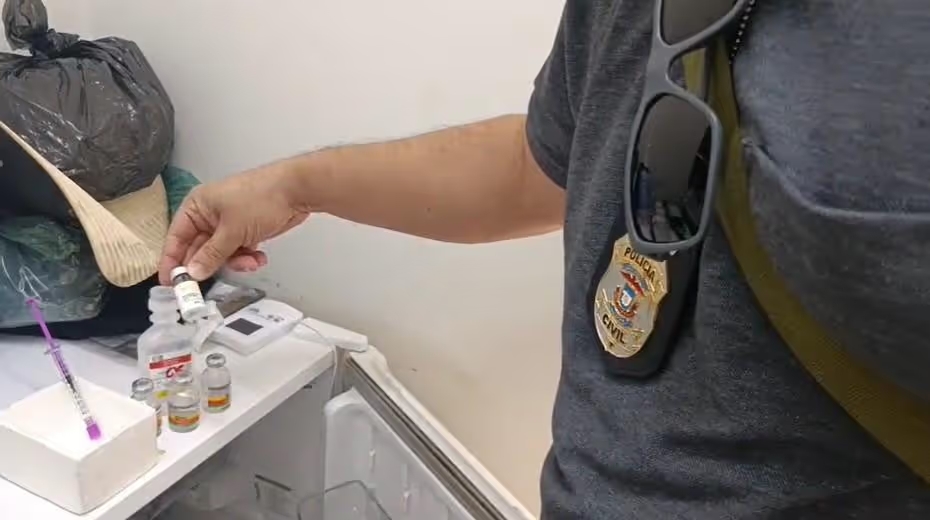 Dona de clínica interditada é presa por se passar por médica e venda de remédios vencidos