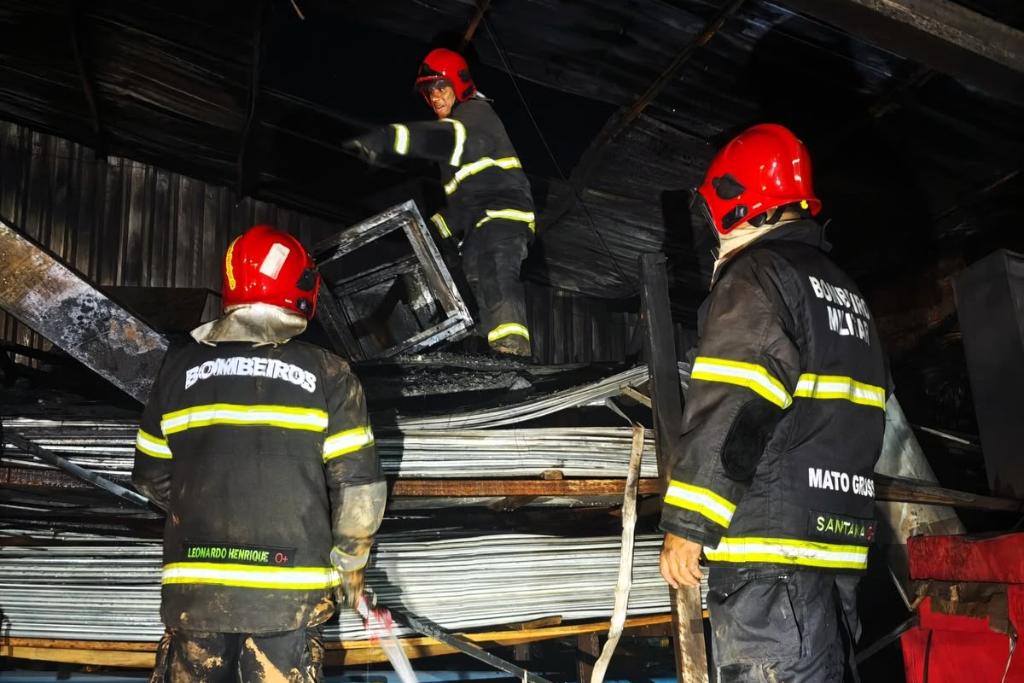 CAMPO VERDE:  Bombeiros controlam incêndio em depósito comercial e evitam propagação do fogo